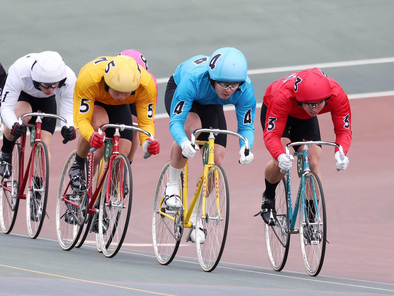 日本競輪選手養成所卒業記念レース男子予選1回戦に出走した日吉克実（右から2人目）（撮影・鈴木正人）