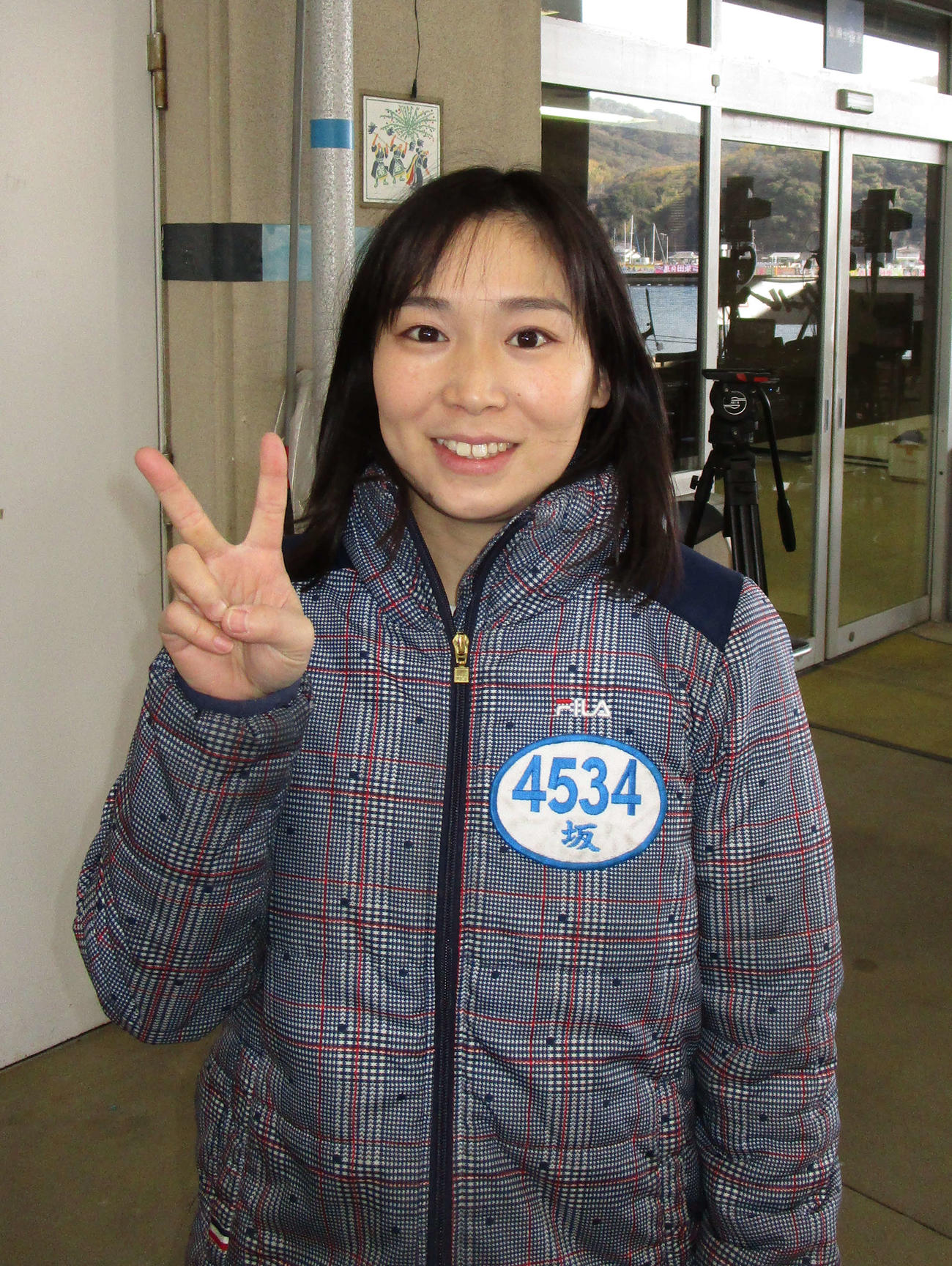 4カドからまくり差して初白星を挙げ、Vサインの坂咲友理（撮影・安井雅彦）