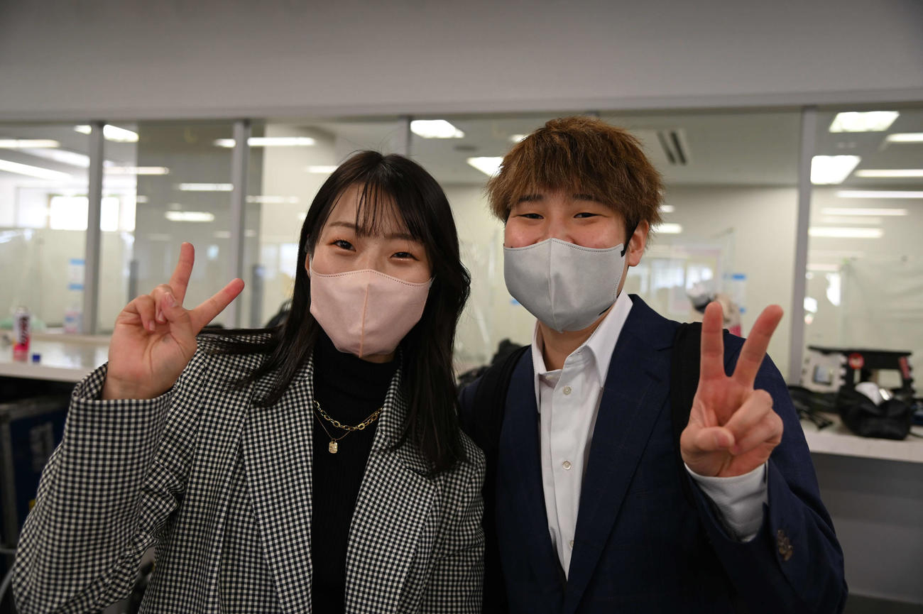 日野友葵（左）と一緒にピースをする柳原真緒