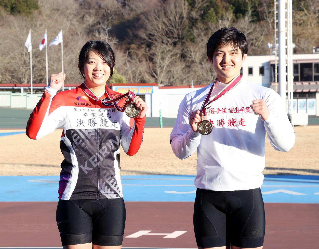 笑顔を見せる女子優勝の松井優佳（左）と男子優勝の荒川達郎（撮影・鈴木正人）