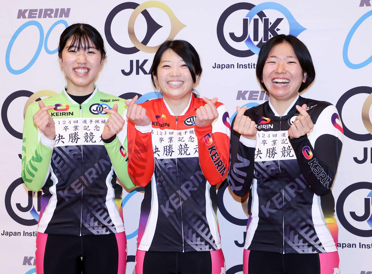 優勝し笑顔を見せる松井優佳（中央）、左は2位の谷元音羽、右は3位の五味田奈穂（撮影・鈴木正人）
