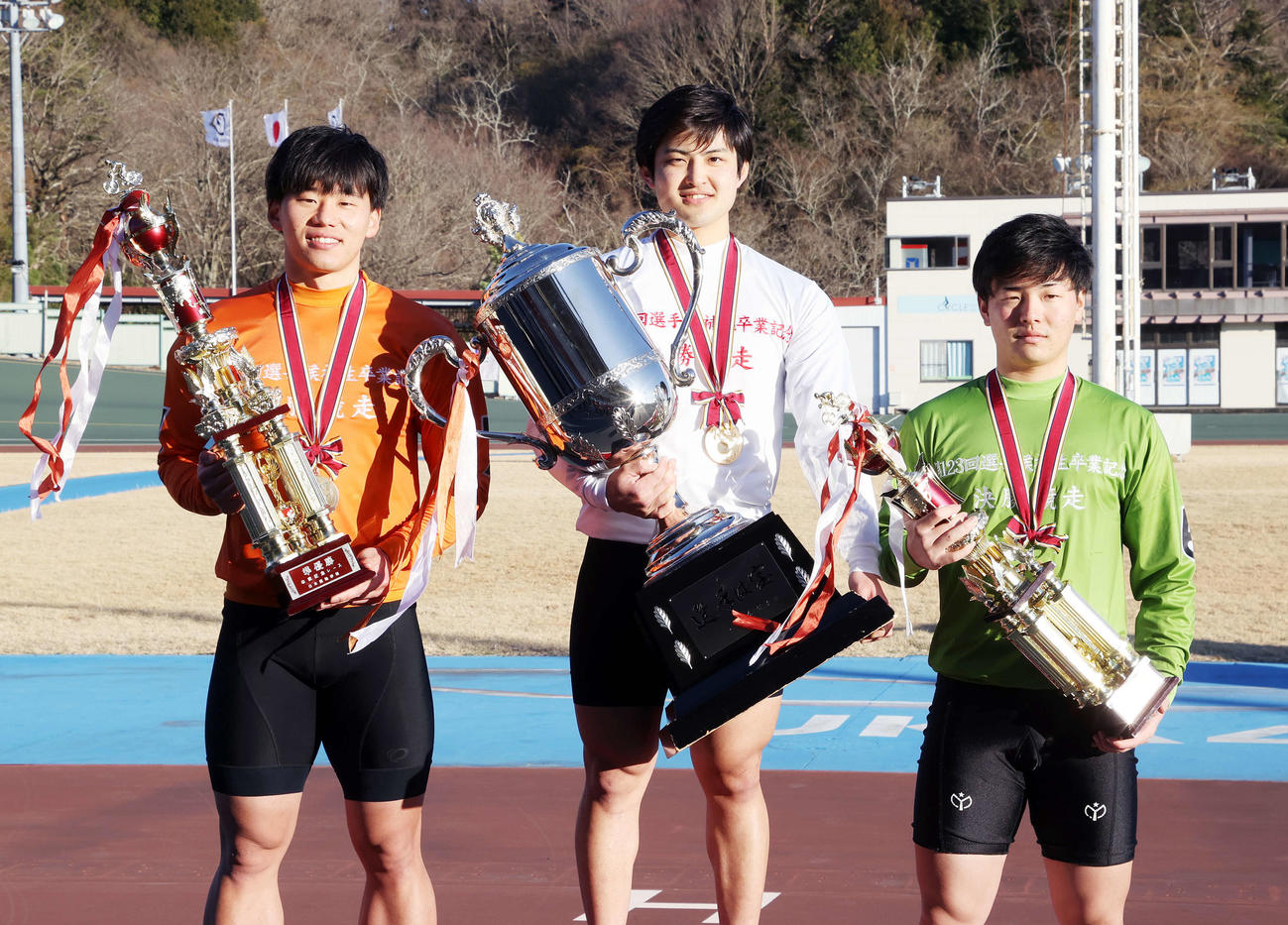 優勝し笑顔を見せる荒川達郎（中央）、左は2位の浮島知稀、右は3位の竹沢雅也（撮影・鈴木正人）