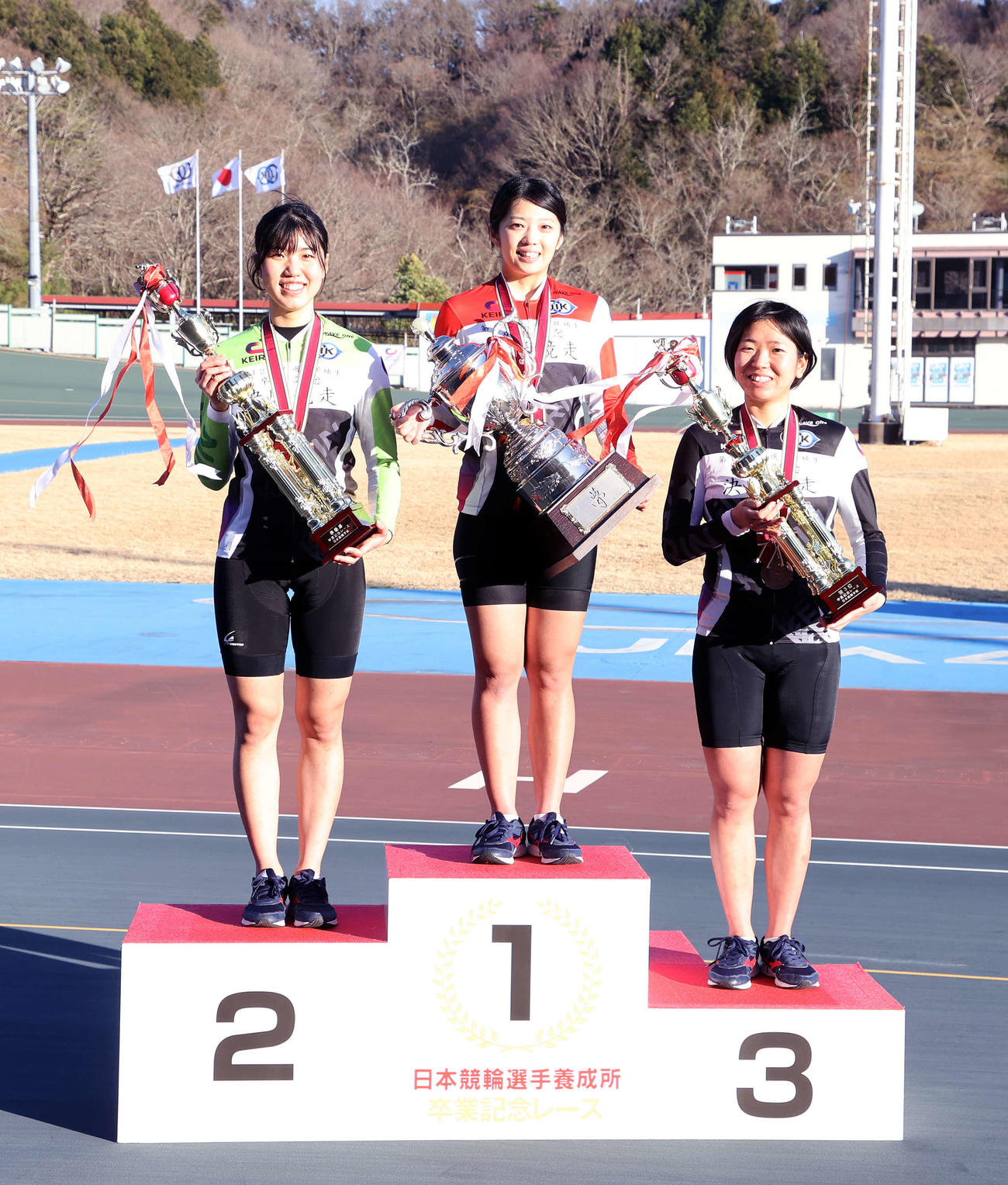 優勝し笑顔を見せる松井優佳（中央）、左は2位の谷元音羽、右は3位の五味田奈穂（撮影・鈴木正人）