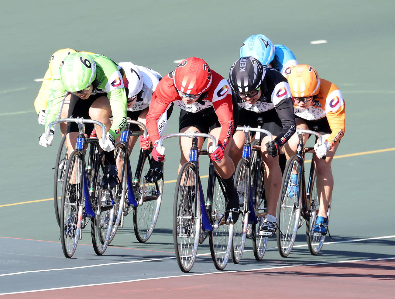 日本競輪選手養成所卒業記念レースで優勝した松井優佳（中央）（撮影・鈴木正人）