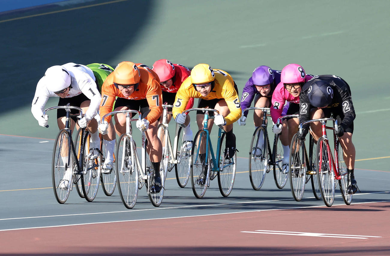 日本競輪選手養成所卒業記念レースで優勝した荒川達郎（左）（撮影・鈴木正人）