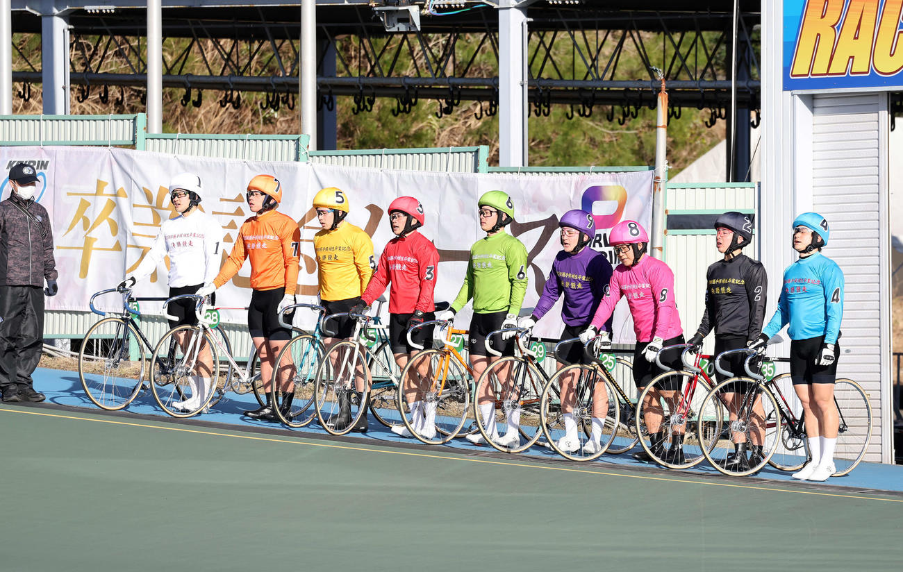 日本競輪選手養成所卒業記念レース男子決勝を終え整列する選手たち（撮影・鈴木正人）