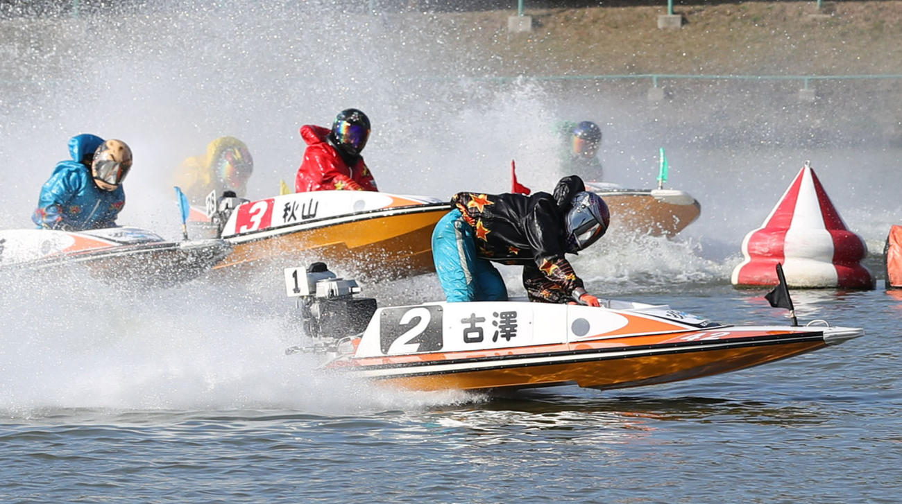 芦屋4日目10R、1周2Mを先頭でターンする古沢光紀（手前）（撮影・屋方直哉）