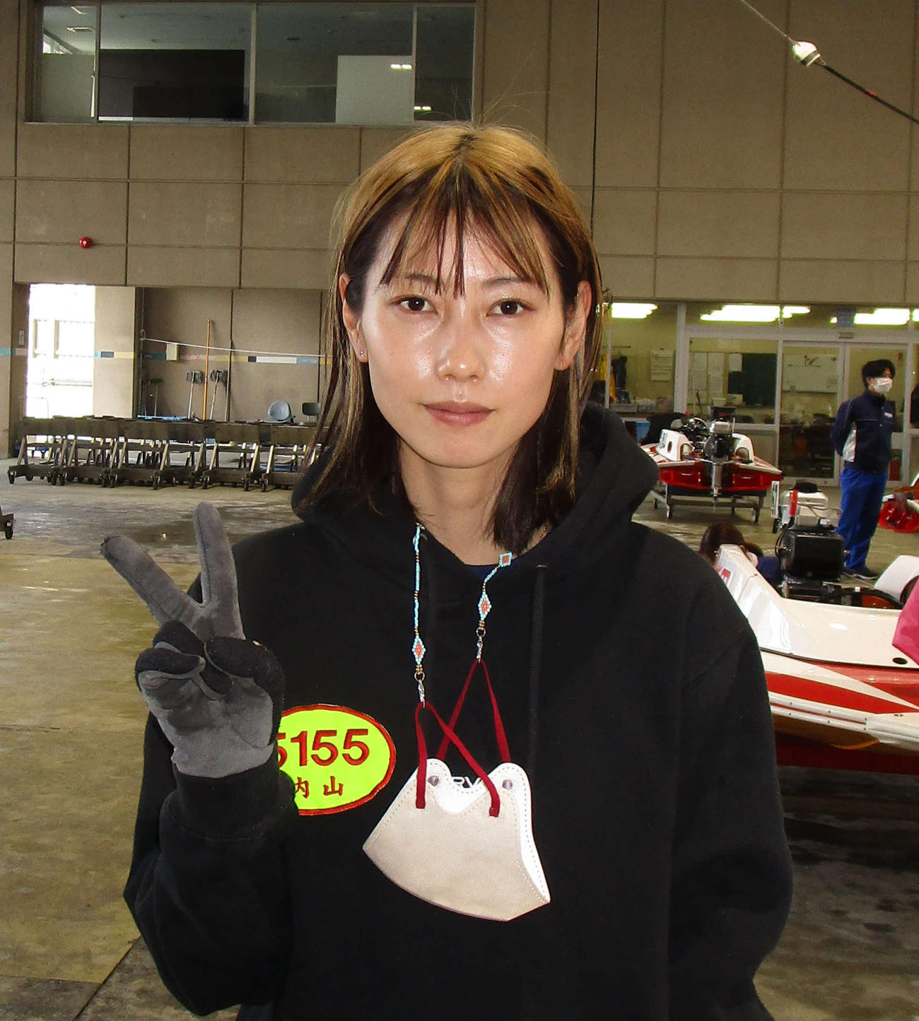 2コース差しで勝ち、3連単万券を演出してVサインの内山七海（撮影・安井雅彦）