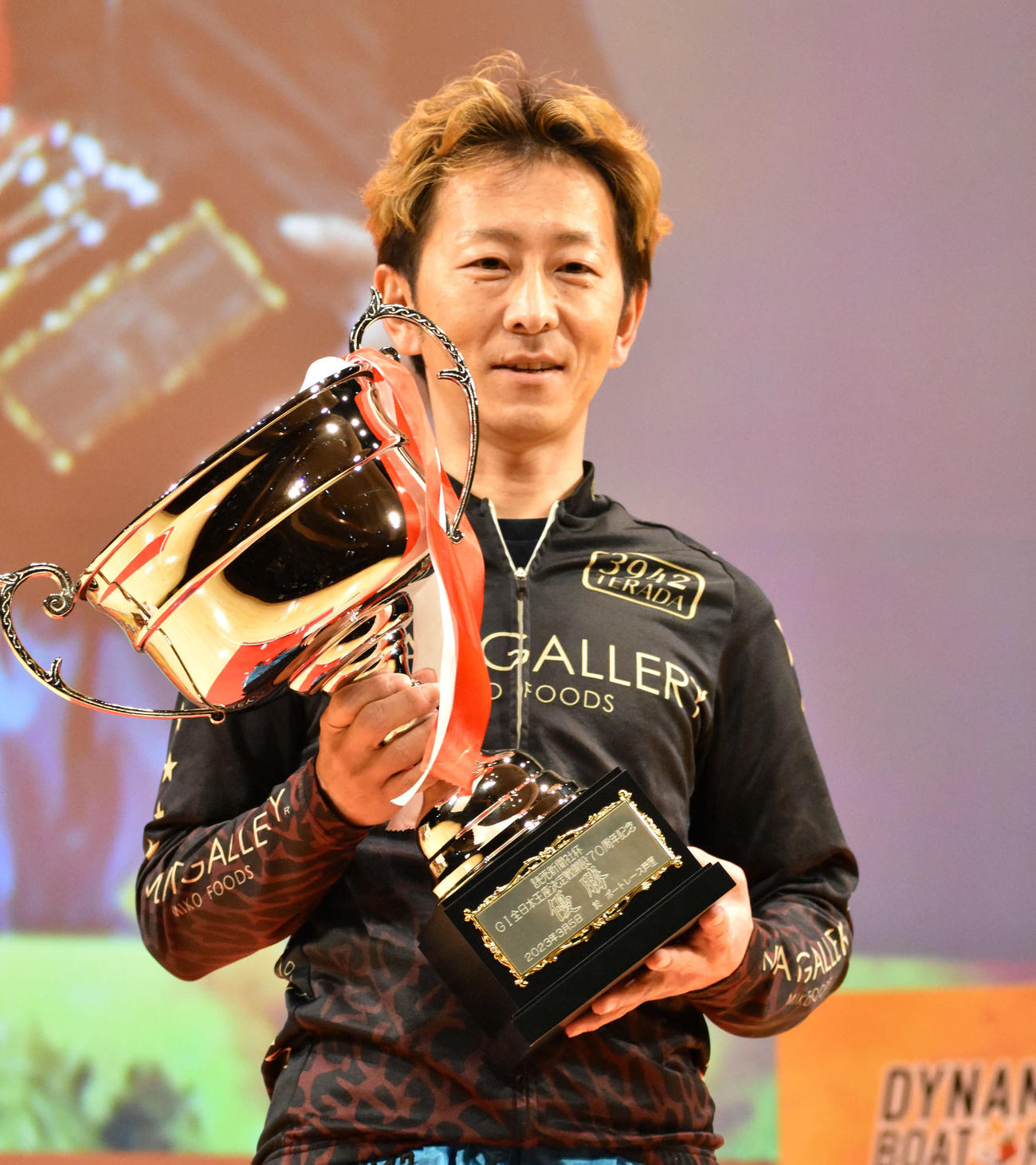 表彰式で優勝カップを手に笑みを浮かべる寺田祥