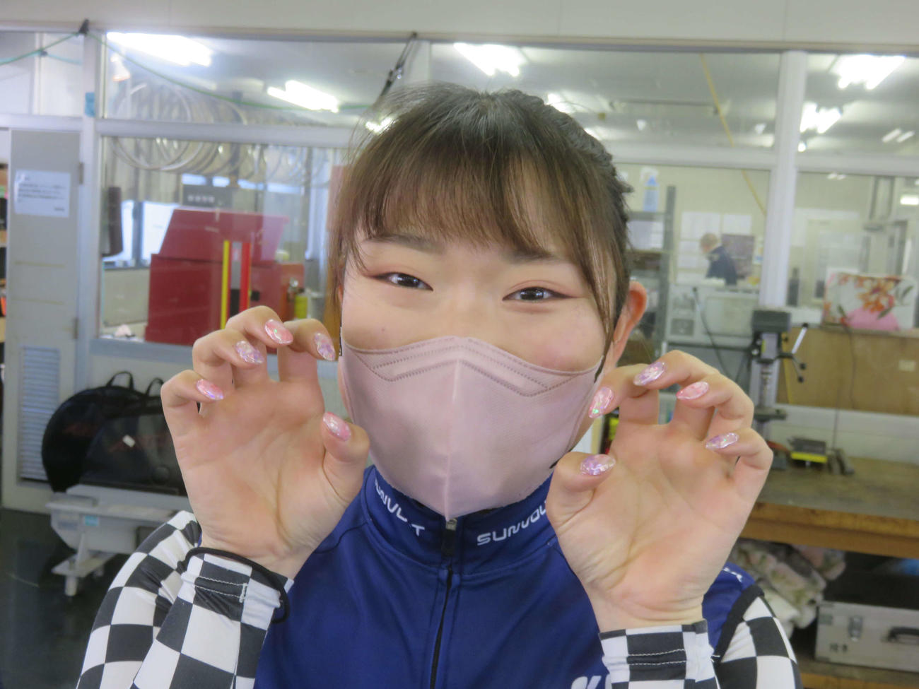 桜ネイルを見せる山本さくら