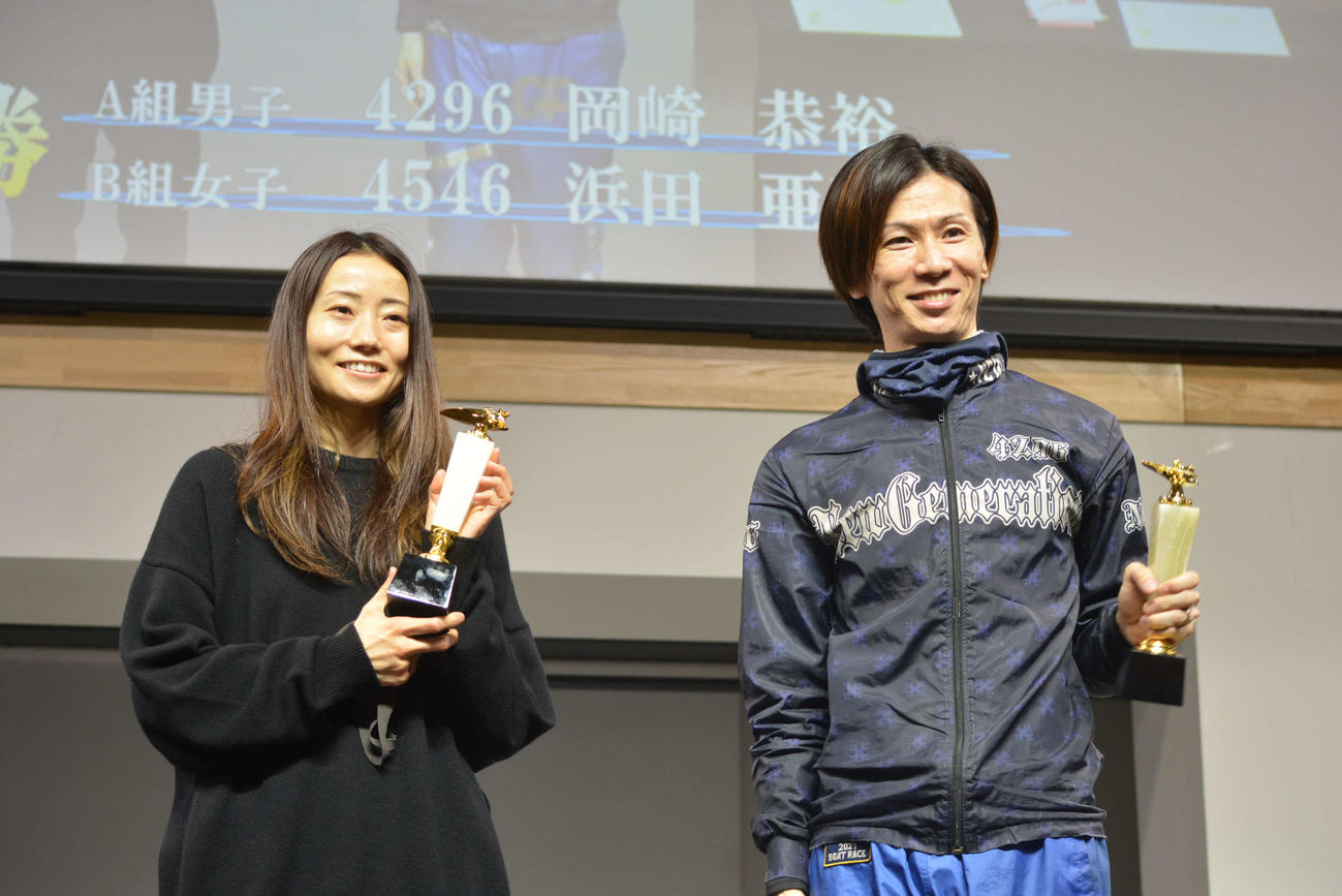 優勝を飾った浜田亜理沙（左）と岡崎恭裕
