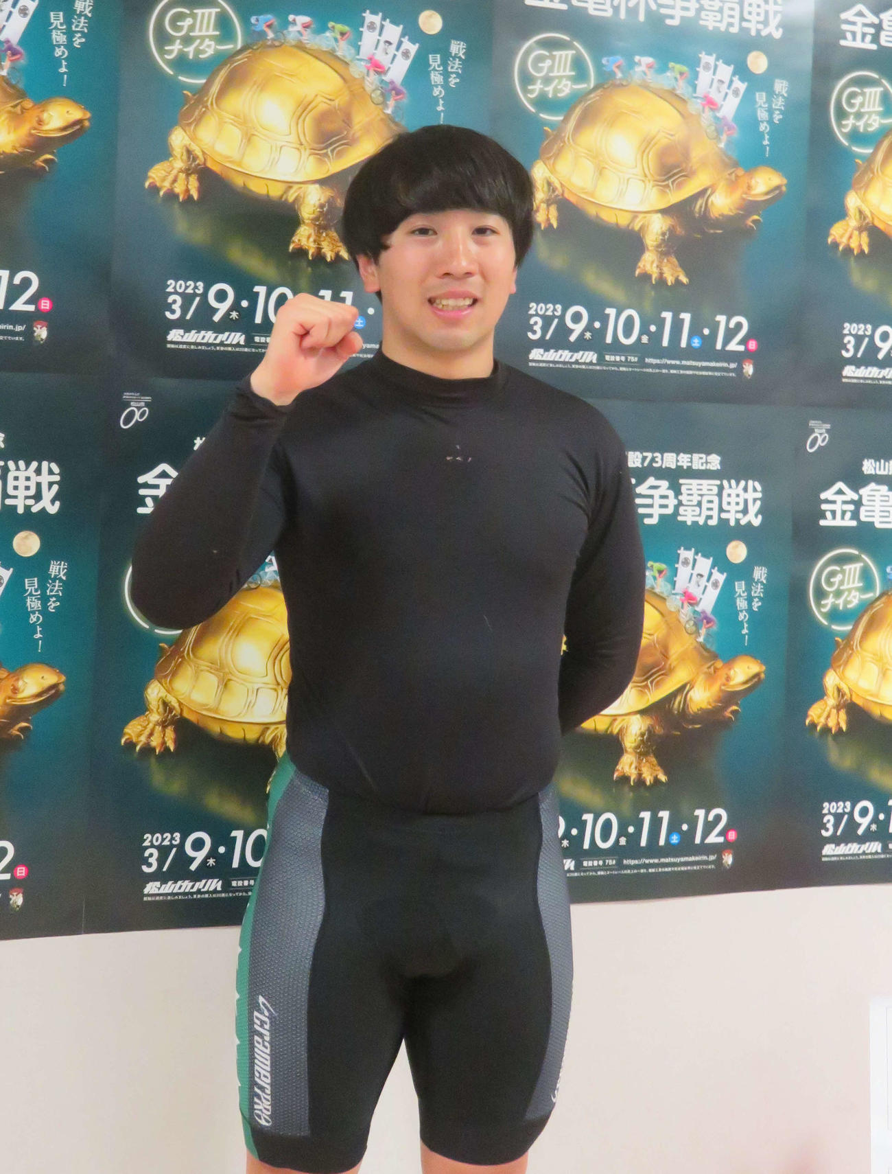 松山9R、ルーキーチャンピオンを制した安彦統賀が笑顔でガッツポーズ