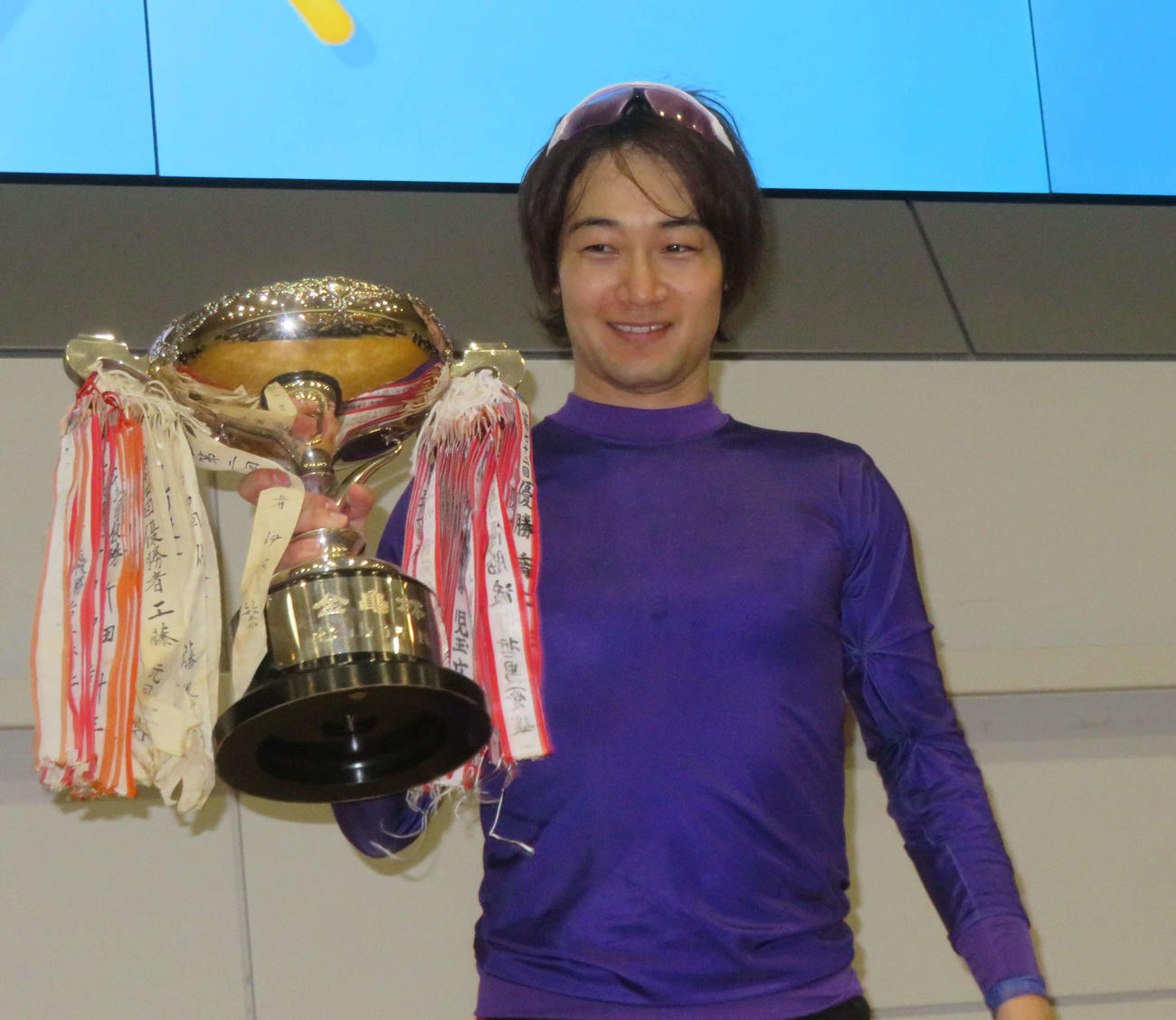 優勝カップを手にして満面の笑みの山田庸平