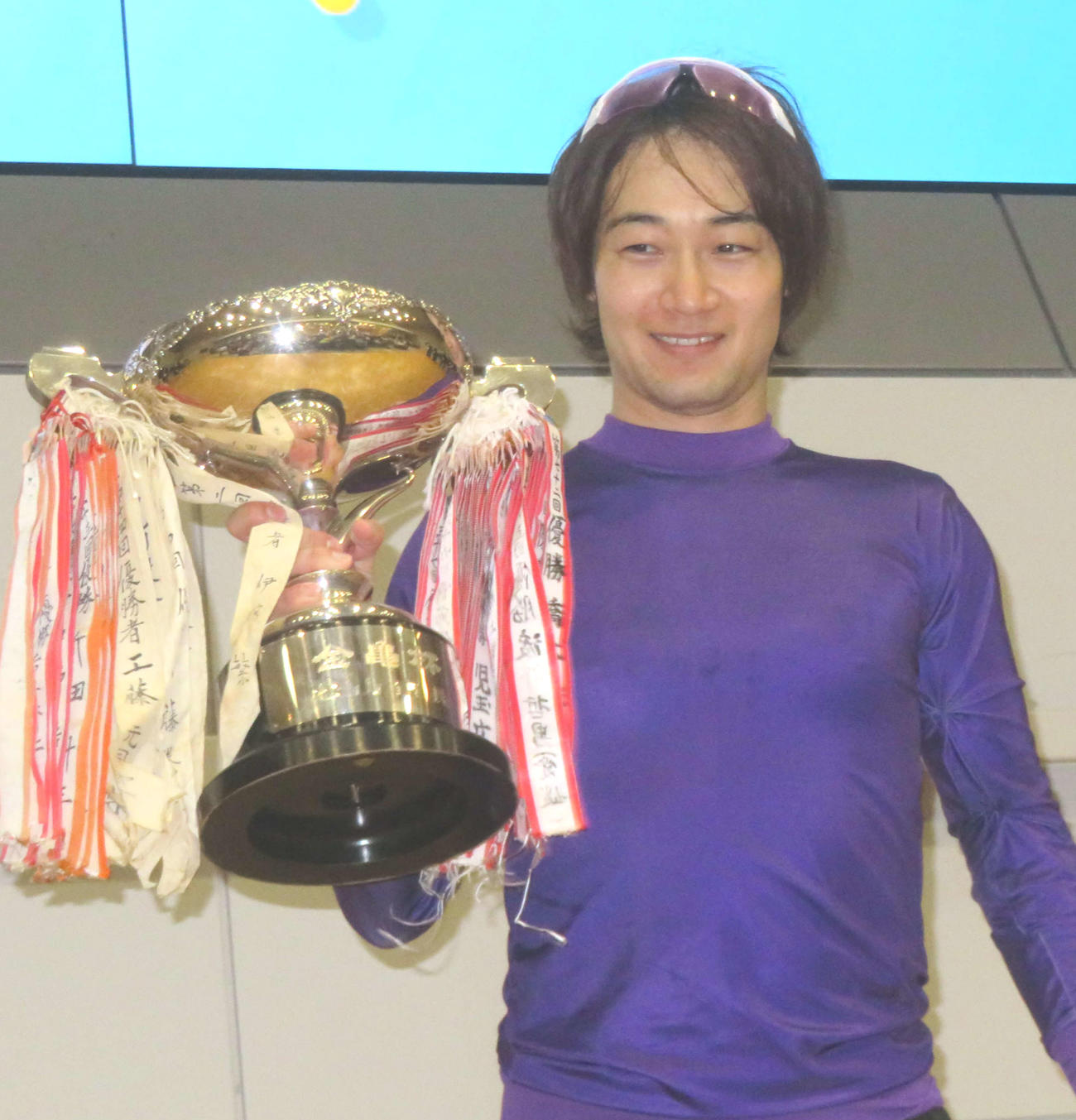 優勝カップを手にして満面の笑みの山田庸平