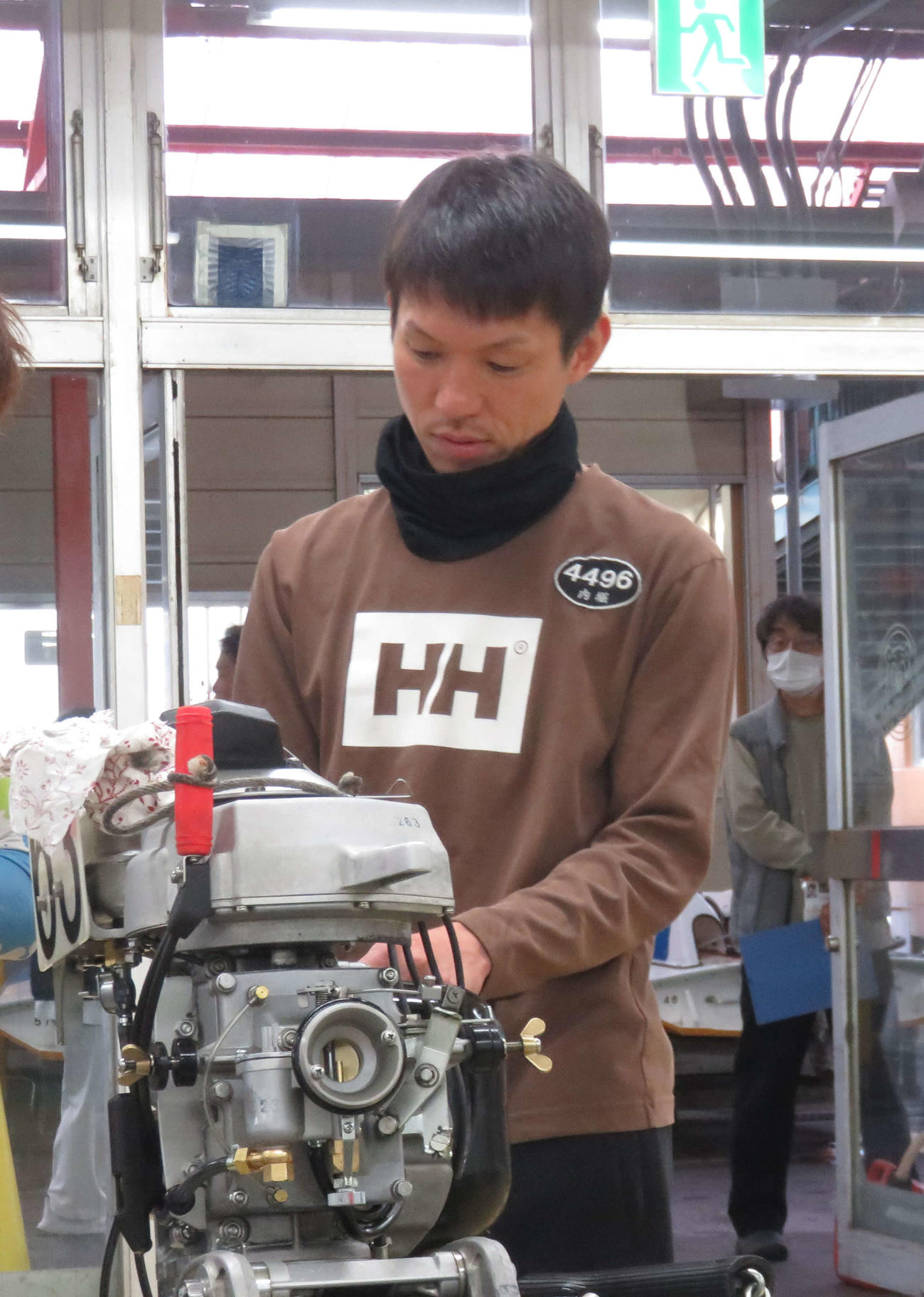内堀学が大事そうに63号機を手入れする