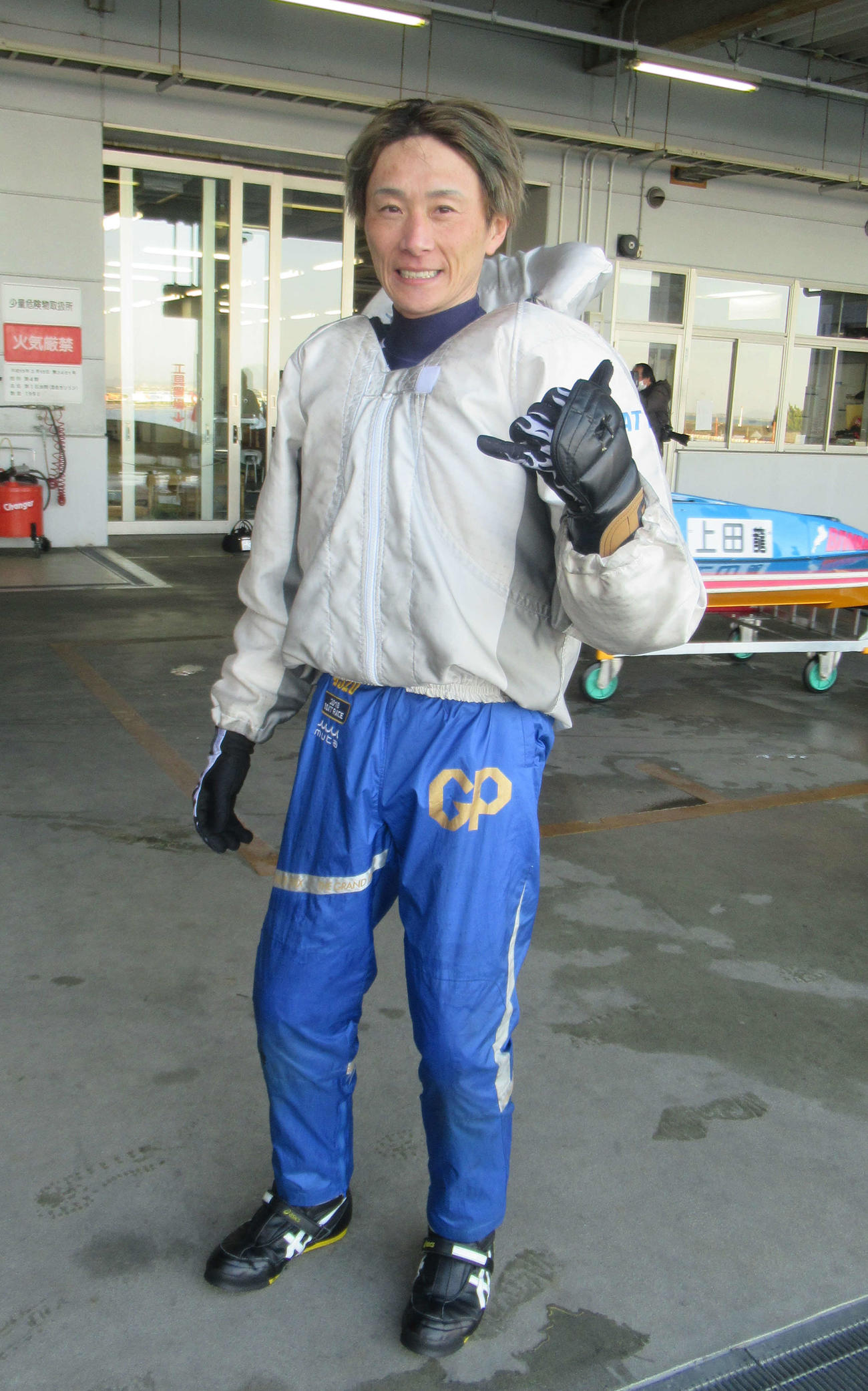 びわこ3節連続優勝を狙う峰竜太がアロハポーズを決める（撮影・奈島宏樹）