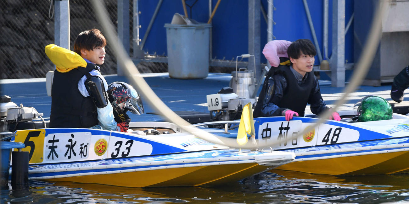 スタート練習の前に話す末永和也（左）と中村日向（撮影・柴田隆二）