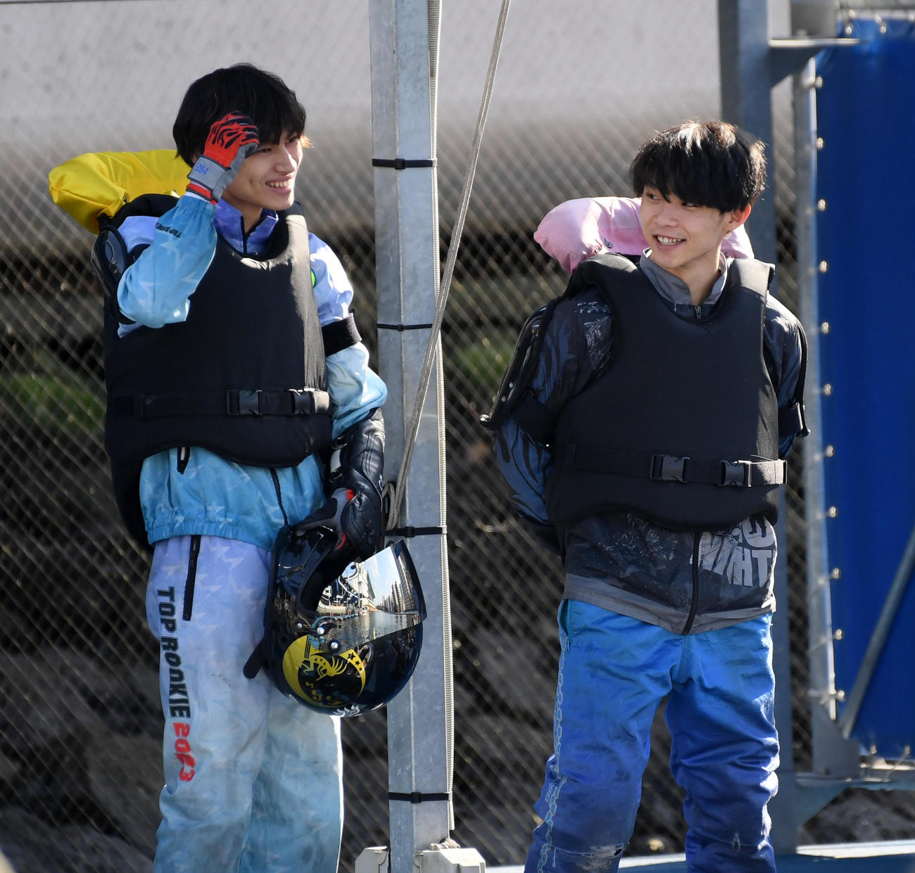 スタート練習の前に話す末永和也（左）と中村日向（撮影・柴田隆二）