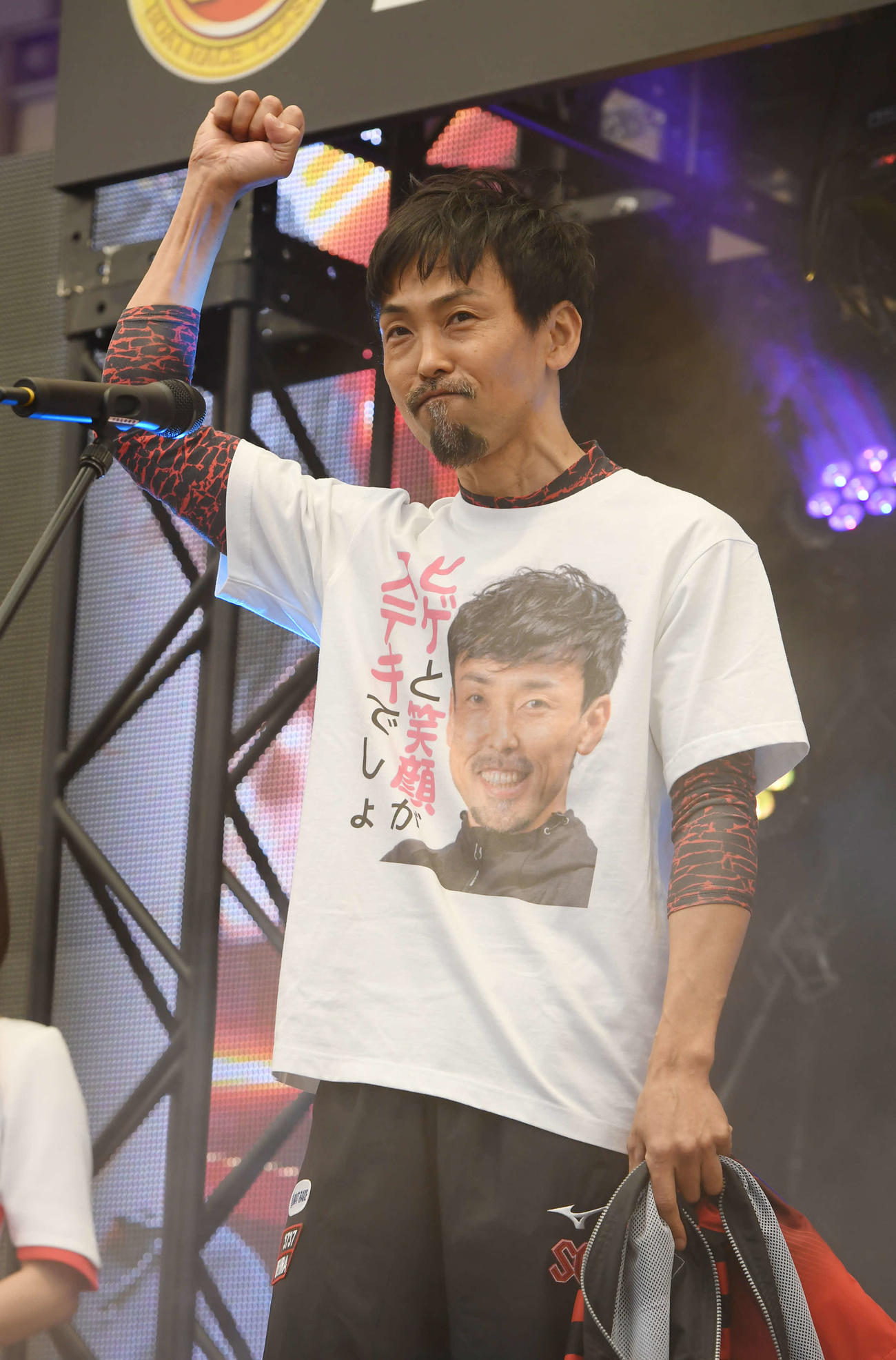 オープニングセレモニーで「ヒゲと笑顔がステキ」とプリントされたTシャツでアピールする上平真二（撮影・柴田隆二）
