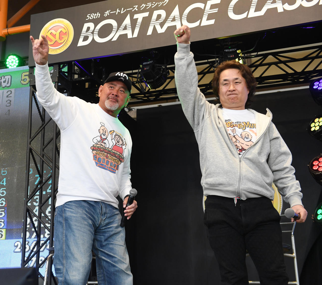 トークショーで武藤敬司（左）は長州力に扮（ふん）した神奈月とポーズを決める（撮影・柴田隆二）