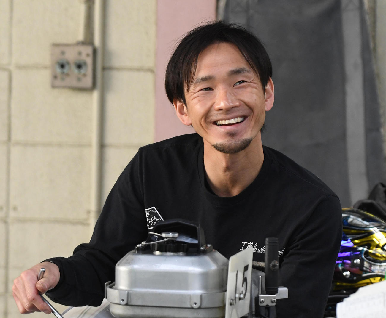 笑顔を見せる馬場貴也（撮影・柴田隆二）