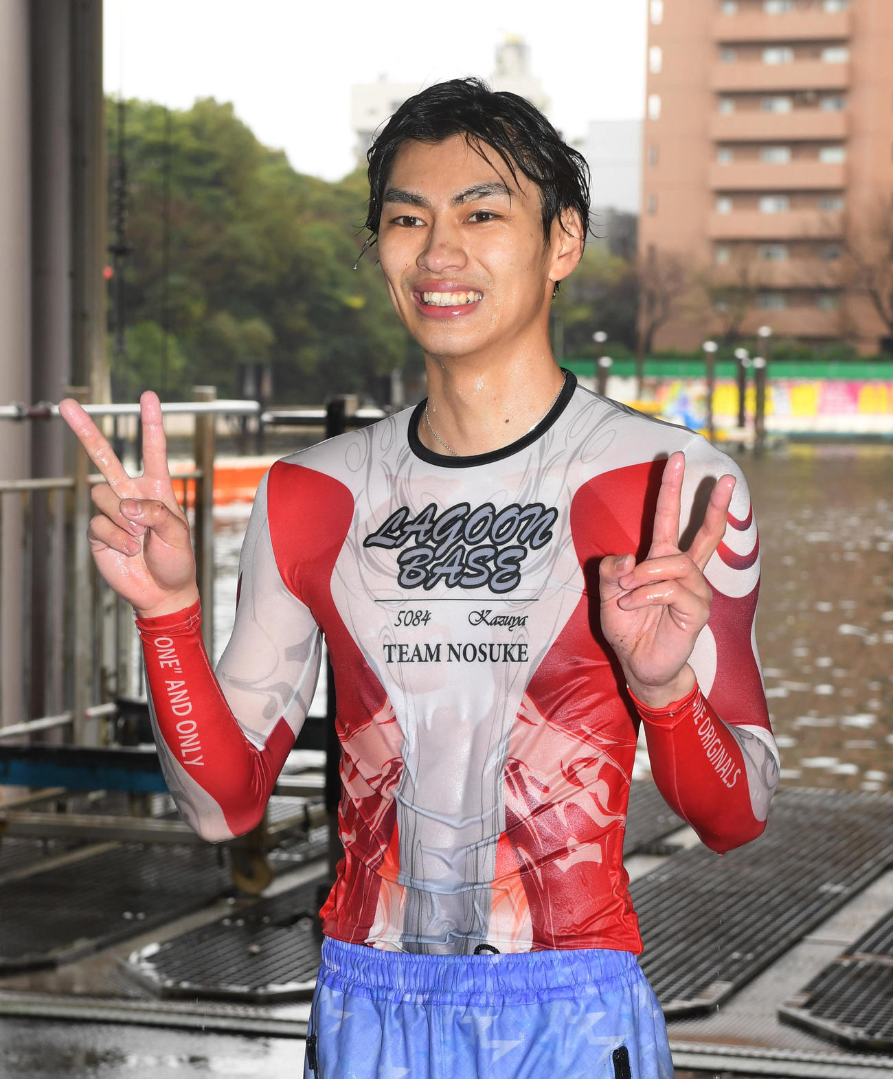 1Rで勝利した末永和也は水神祭でずぶ濡れになりVサイン（撮影・柴田隆二）