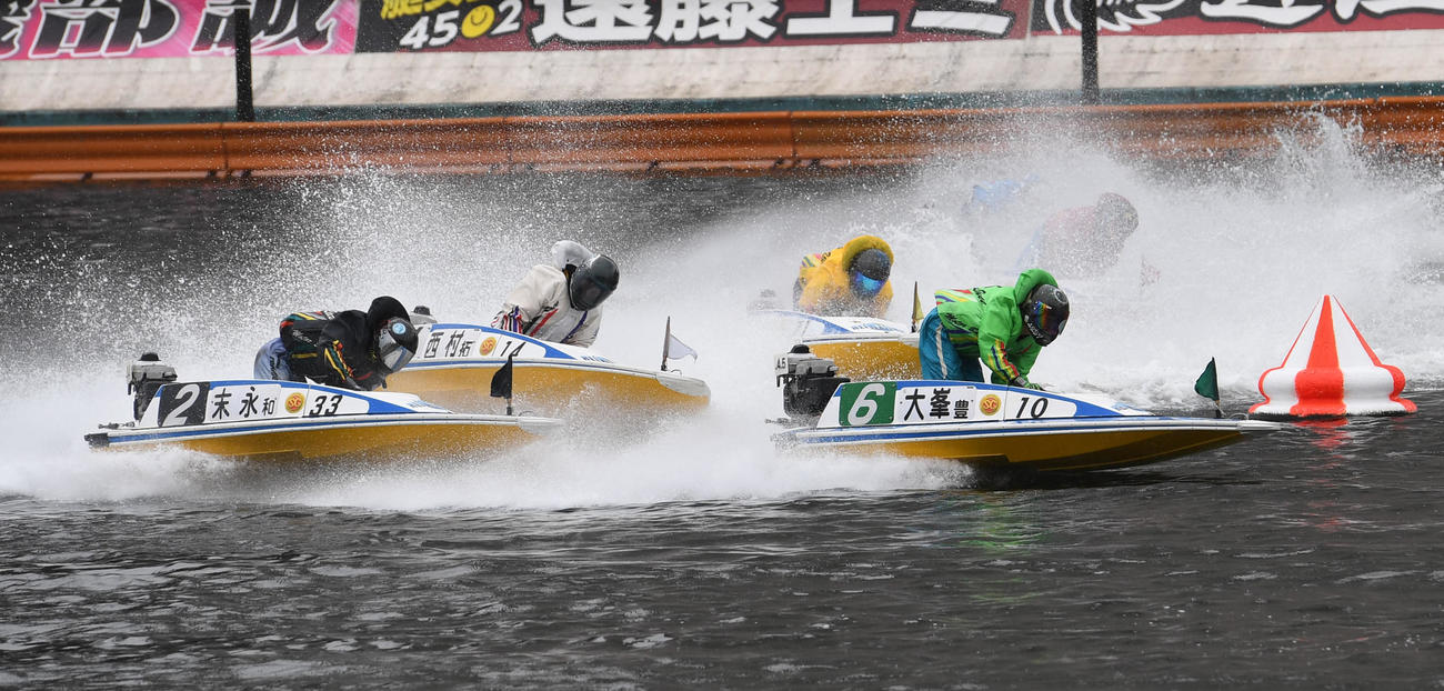 1Rで1着の末永和也（2）、2着の大峯豊（6）、3着の西村拓也（1）（撮影・柴田隆二）