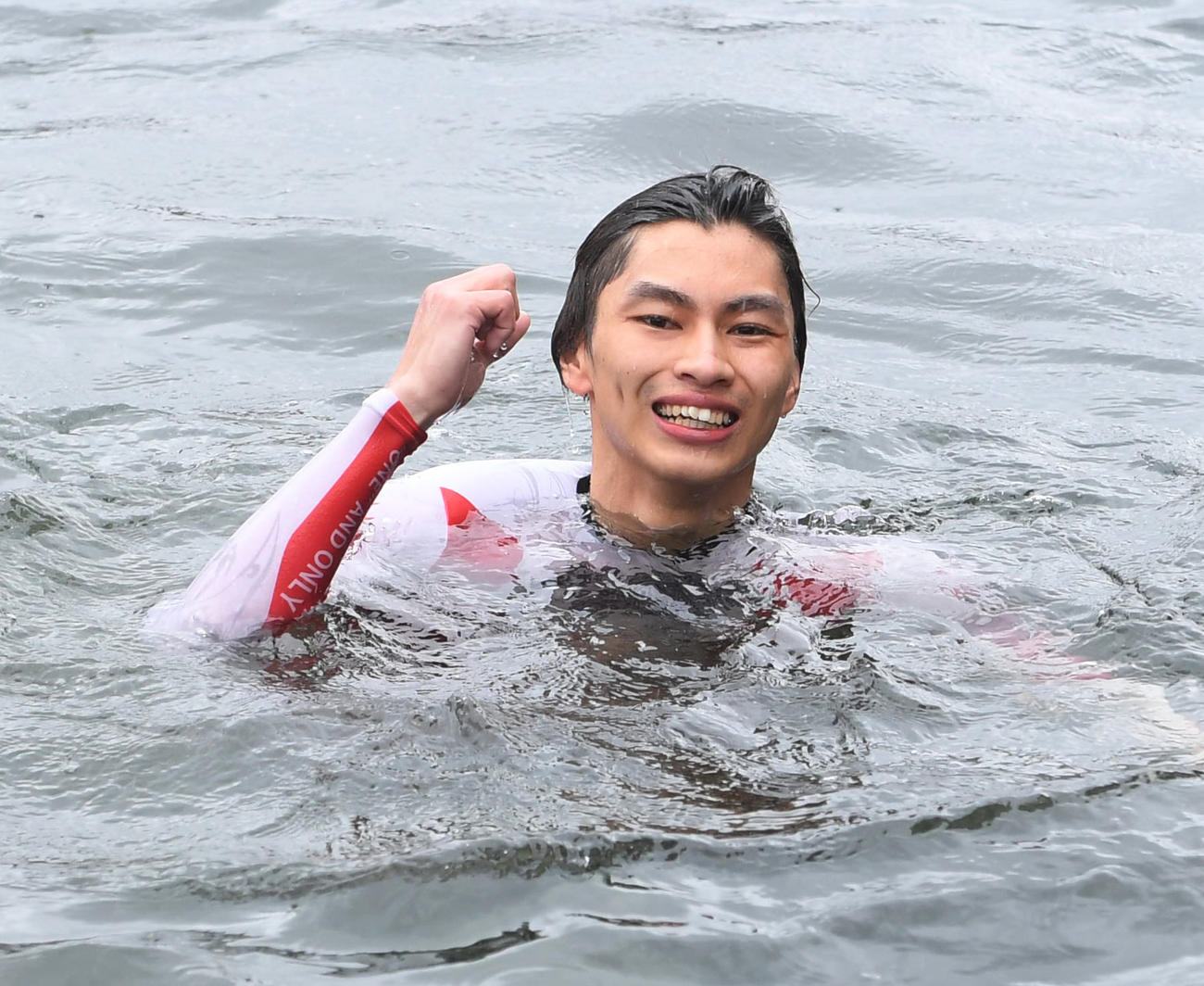 1Rで勝利した末永和也は水神祭で祝福されガッツポーズ（撮影・柴田隆二）