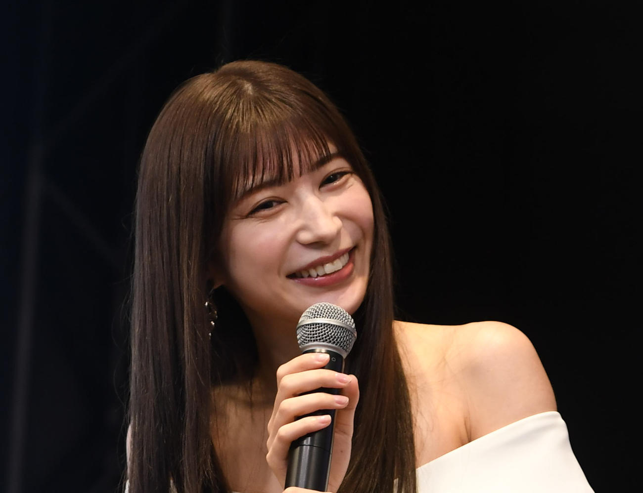 トークショーする雪平莉左（撮影・柴田隆二）
