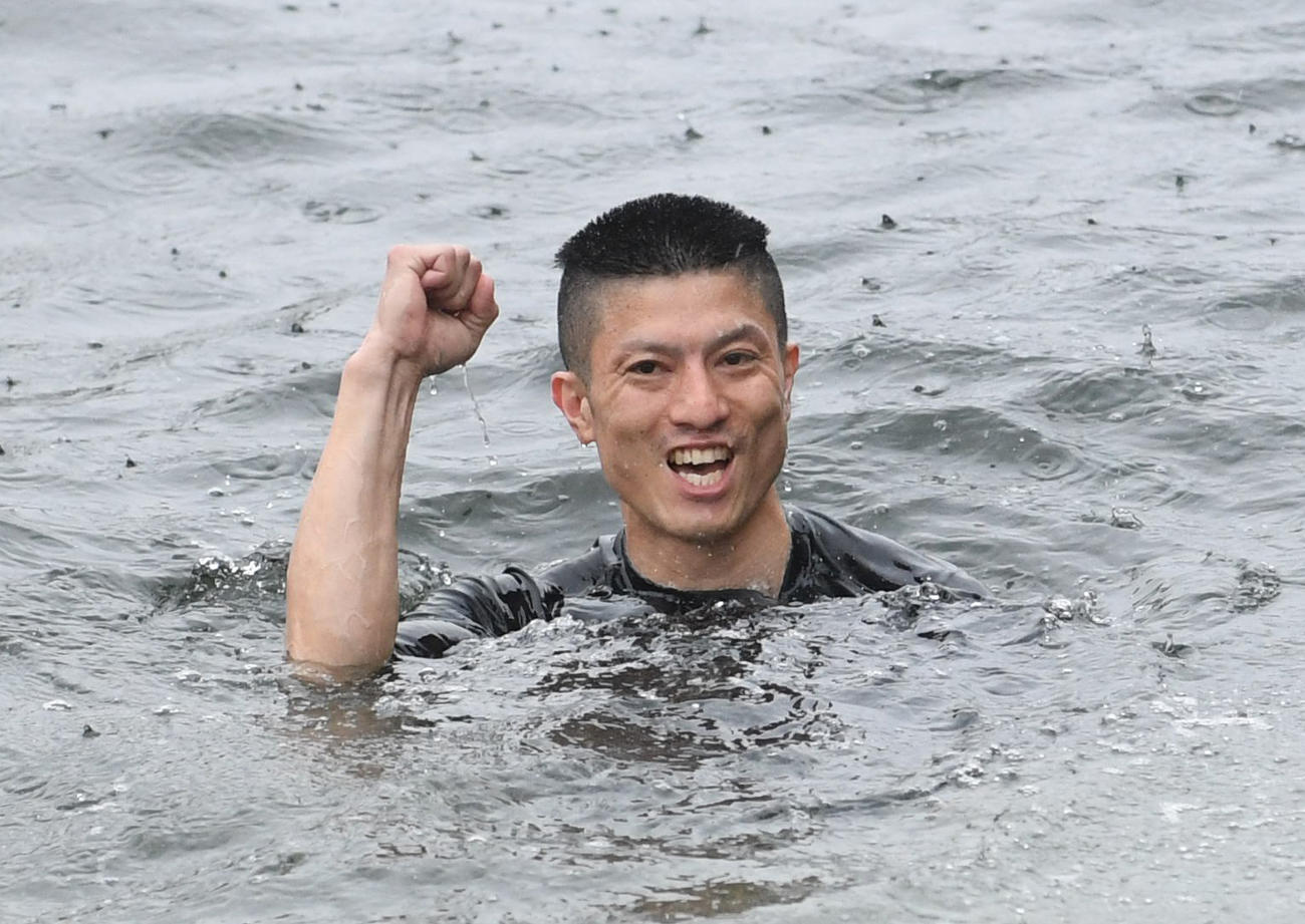 予選9Rで勝利した浜崎直矢は水神祭で水面に投げ込まれガッツポーズする（撮影・柴田隆二）