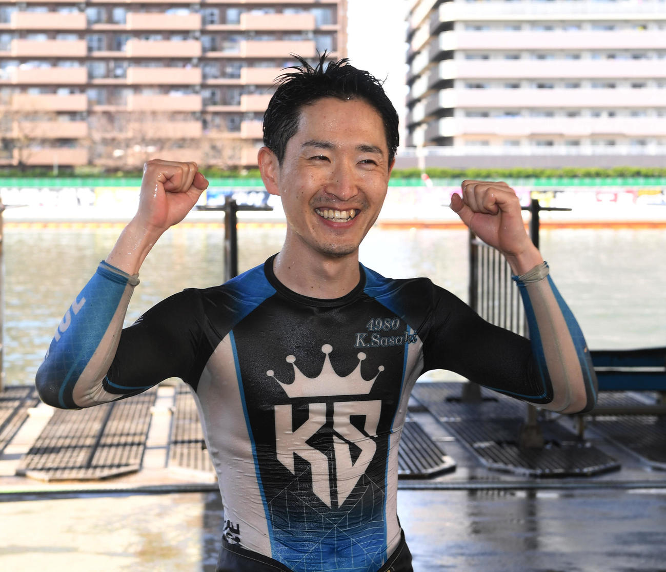 予選1Rで勝利した佐々木完太は水神祭で水面に投げられ、ぬれたままガッツポーズする（撮影・柴田隆二）