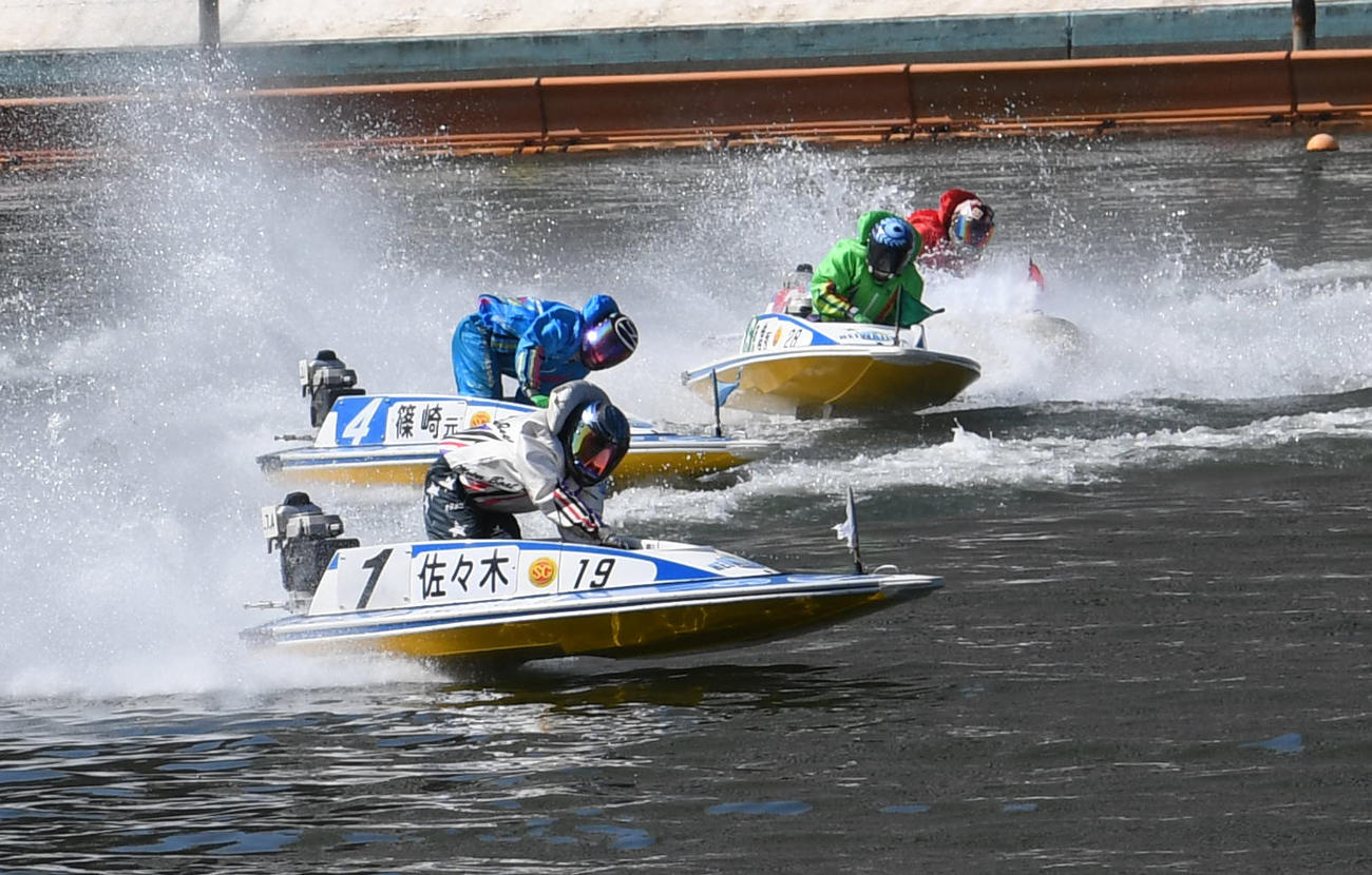 予選1R、1着佐々木完太（1）、2着篠崎元志（4）、3着古結宏（2）（撮影・柴田隆二）