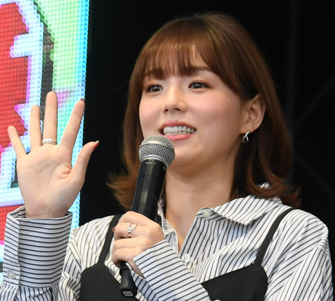 トークショーする篠崎愛（撮影・柴田隆二）