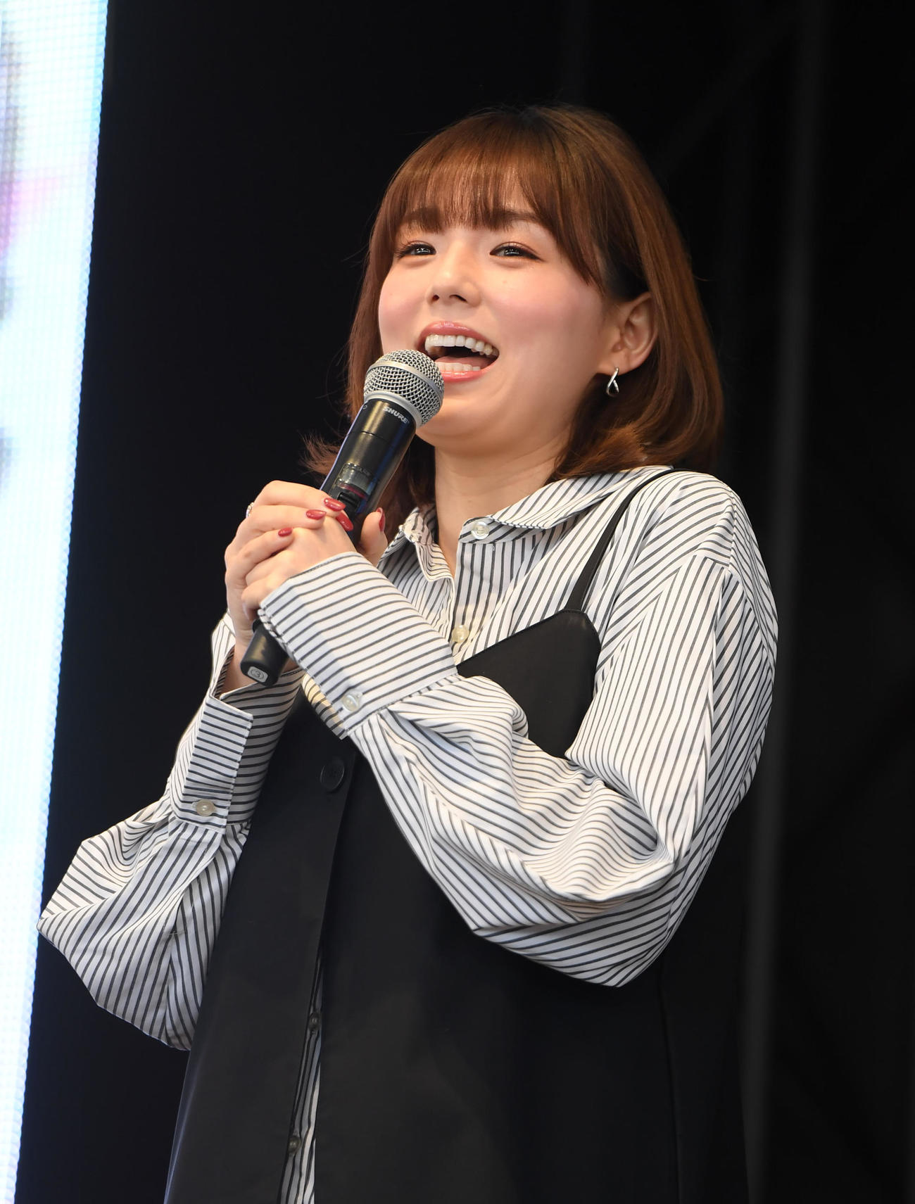 トークショーする篠崎愛（撮影・柴田隆二）