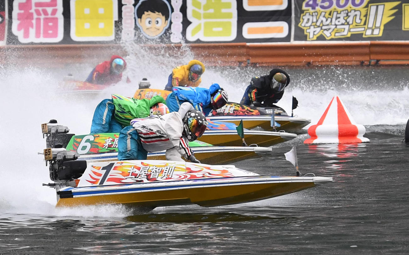 優勝戦12R、1周目2Mを回る1着土屋智則（1）、2着篠崎元志（4）、3着茅原悠紀（6）（撮影・柴田隆二）