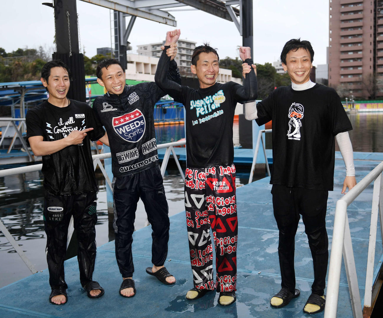 水神祭で一緒に飛び込んだ、左から関浩哉、毒島誠、土屋智則、椎名豊は喜び合う（撮影・柴田隆二）
