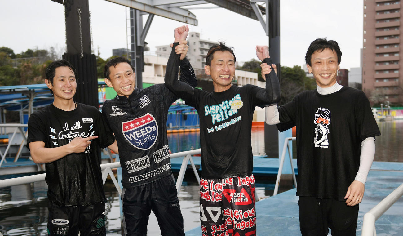 水神祭で一緒に飛び込んだ、左から関浩哉、毒島誠、土屋智則、椎名豊は喜び合う（撮影・柴田隆二）