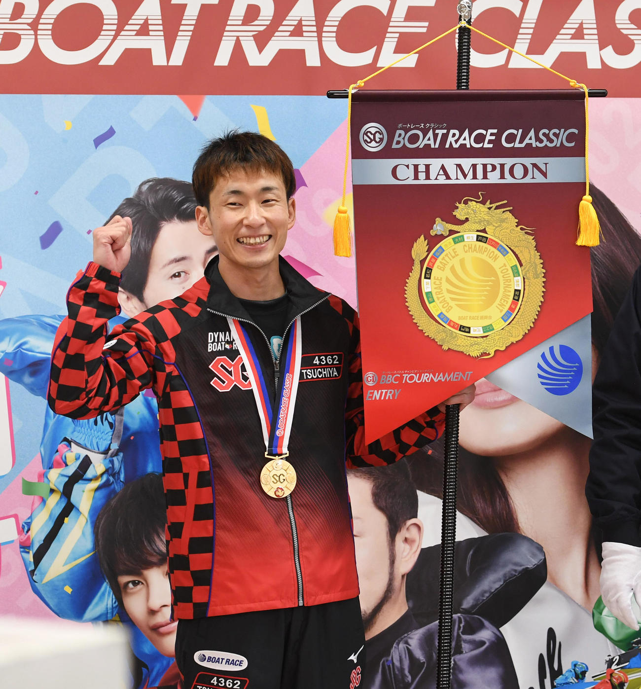 優勝した土屋智則はBBCトーナメントエントリーフラッグを持つ（撮影・柴田隆二）