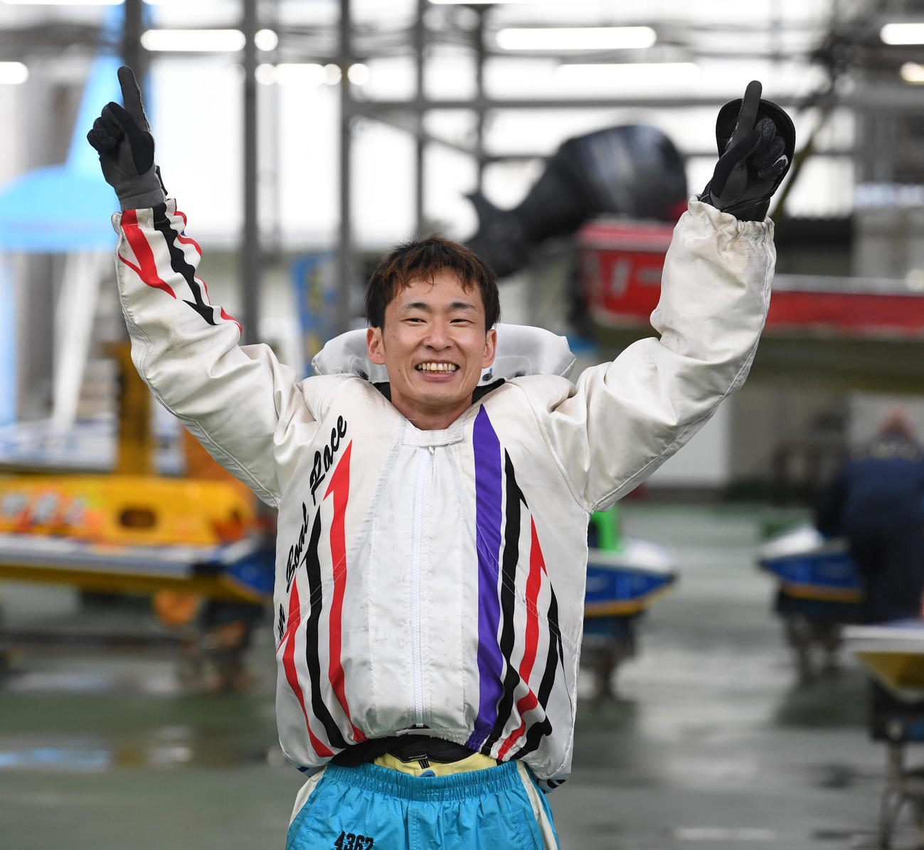 優勝した土屋智則はバンザイする（撮影・柴田隆二）