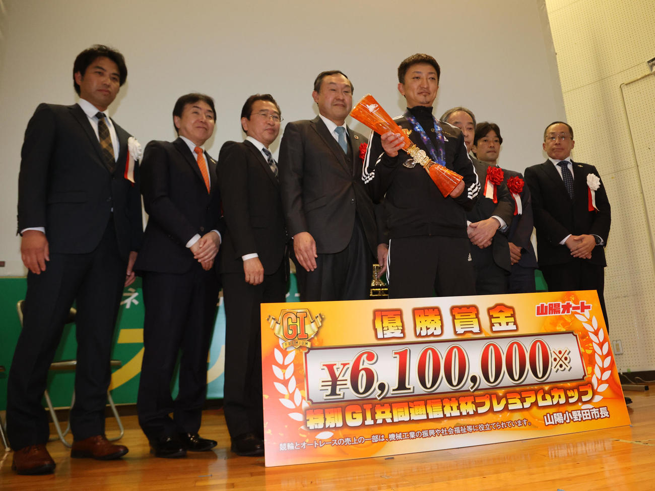 優勝した荒尾聡は笑顔（撮影・梅根麻紀）