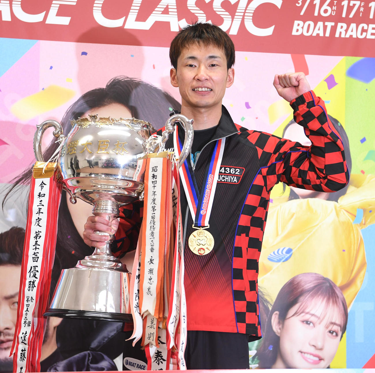 優勝杯を掲げる土屋智則（撮影・柴田隆二）