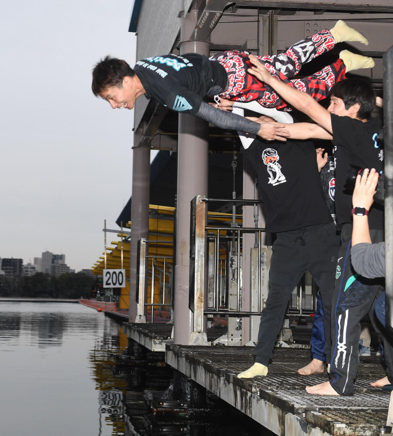 優勝した土屋智則は水神祭で仲間から水面に投げ込まれる（撮影・柴田隆二）