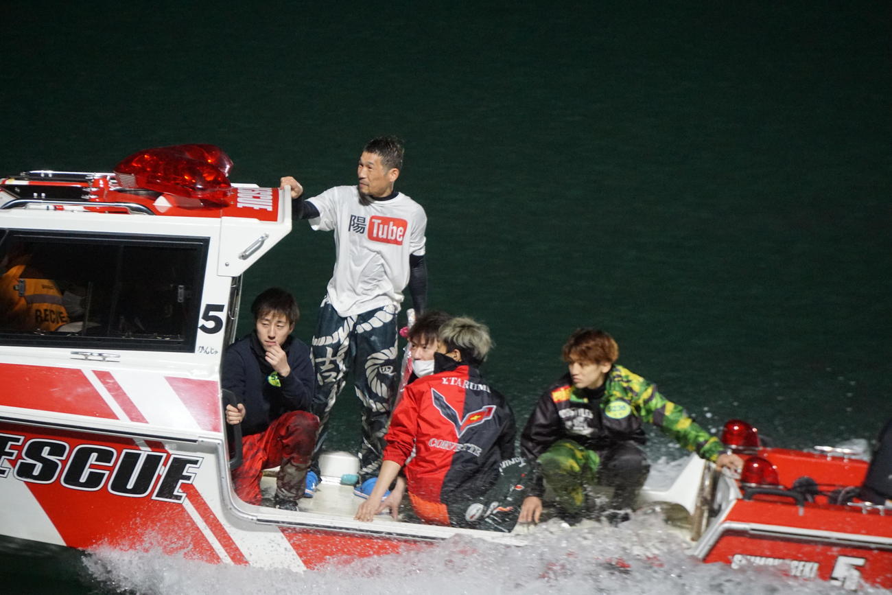 通算1500勝を達成した吉村正明（左から2人目）は水神祭の祝福を受けた