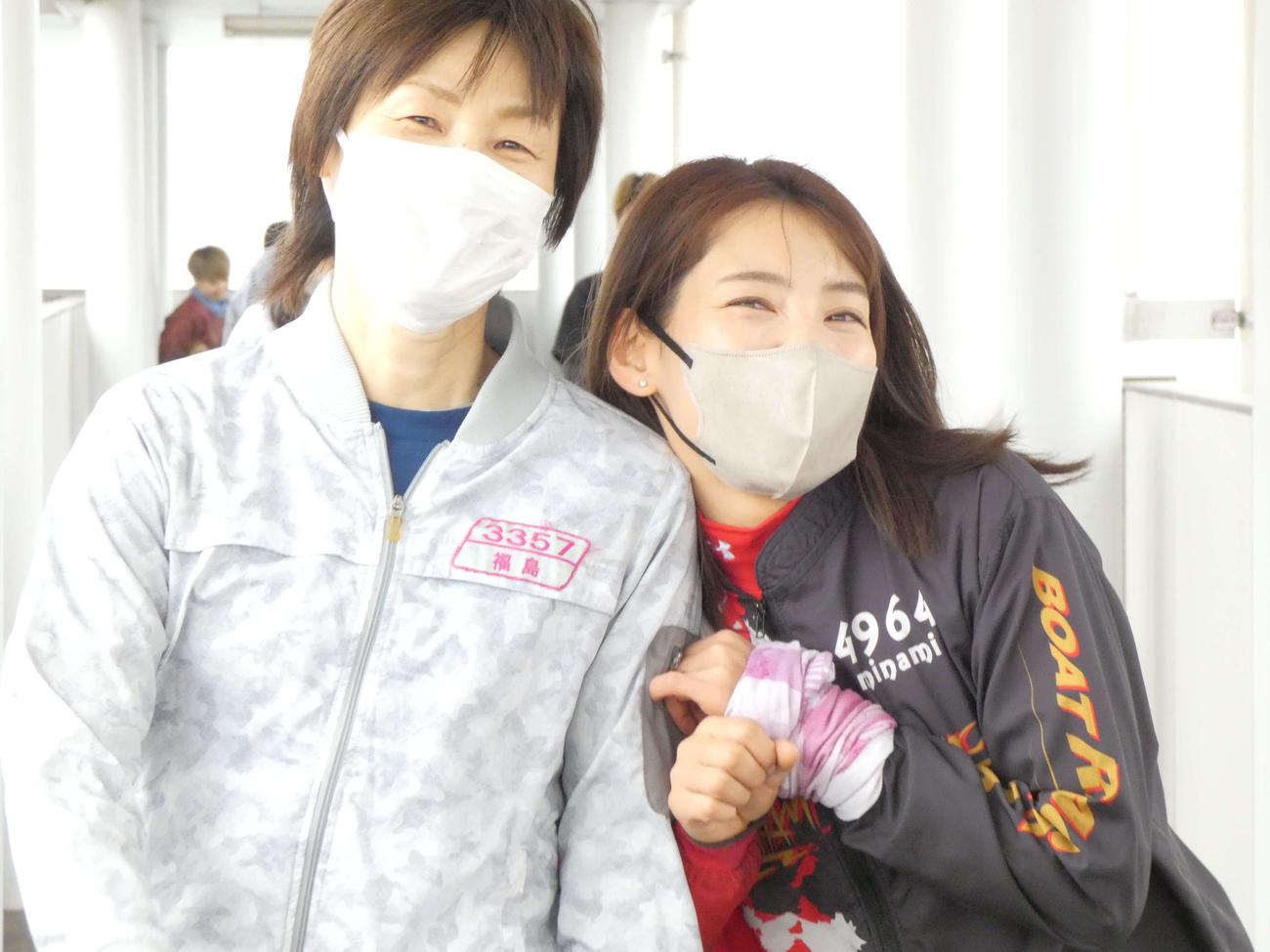 選手紹介に向かう（左から）福島陽子と土屋南（撮影・前原一樹）