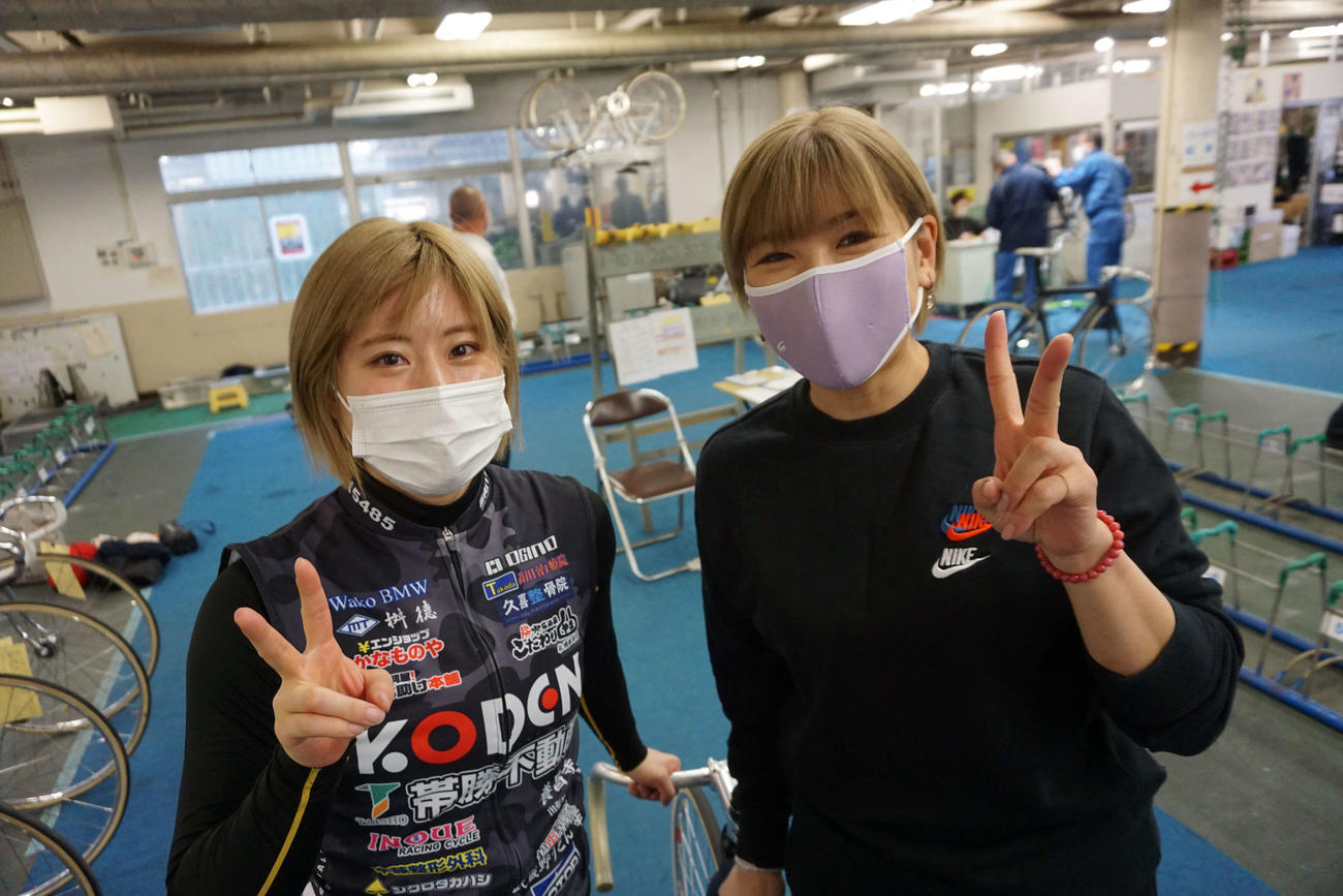 同期の永塚祐子(右)と青木美保は、そろいのカラーリングでポーズを決めた