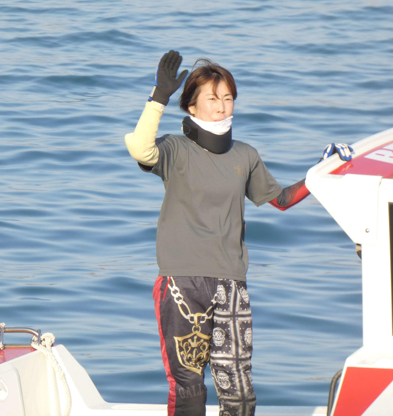 大勢詰め掛けたファンに手を振る田口節子節子（撮影・高田和典）