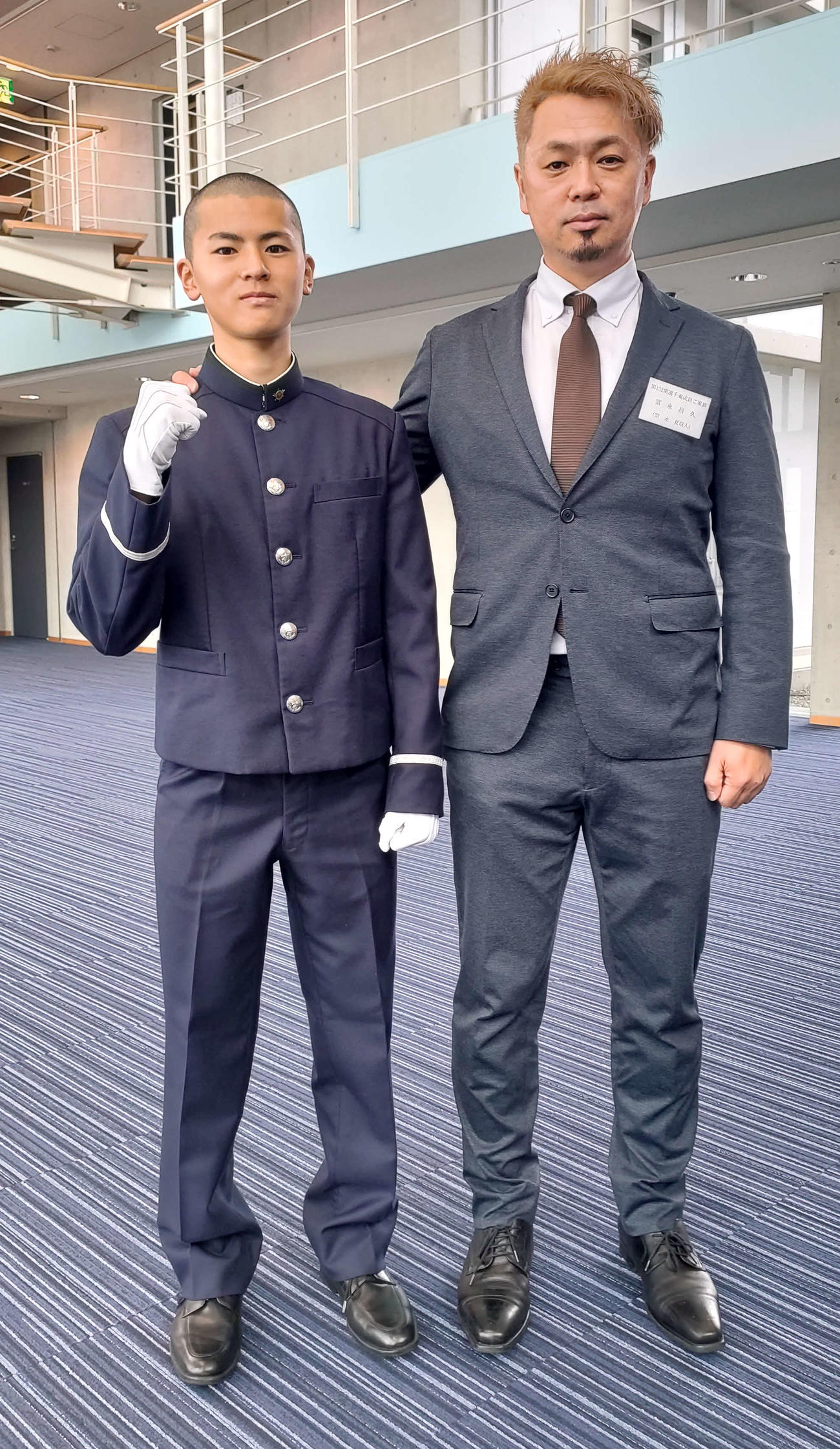 富永夏哉人（左）と父・昌久（2023年3月23日撮影）