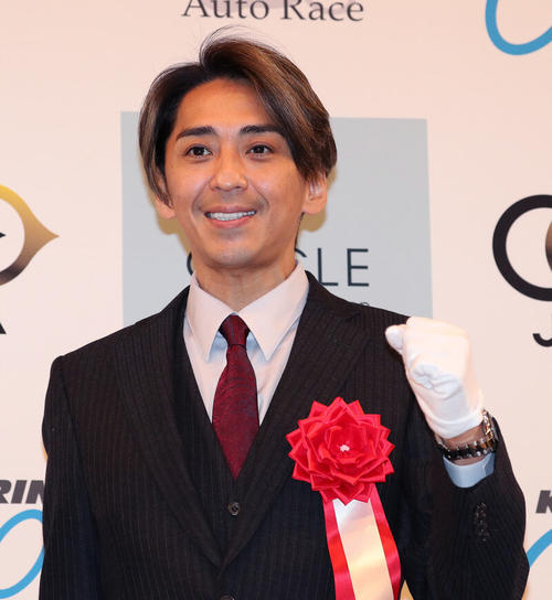 競輪・オートレースの補助事業交付式に出席しガッツポーズする森且行（2022年4月15日撮影）