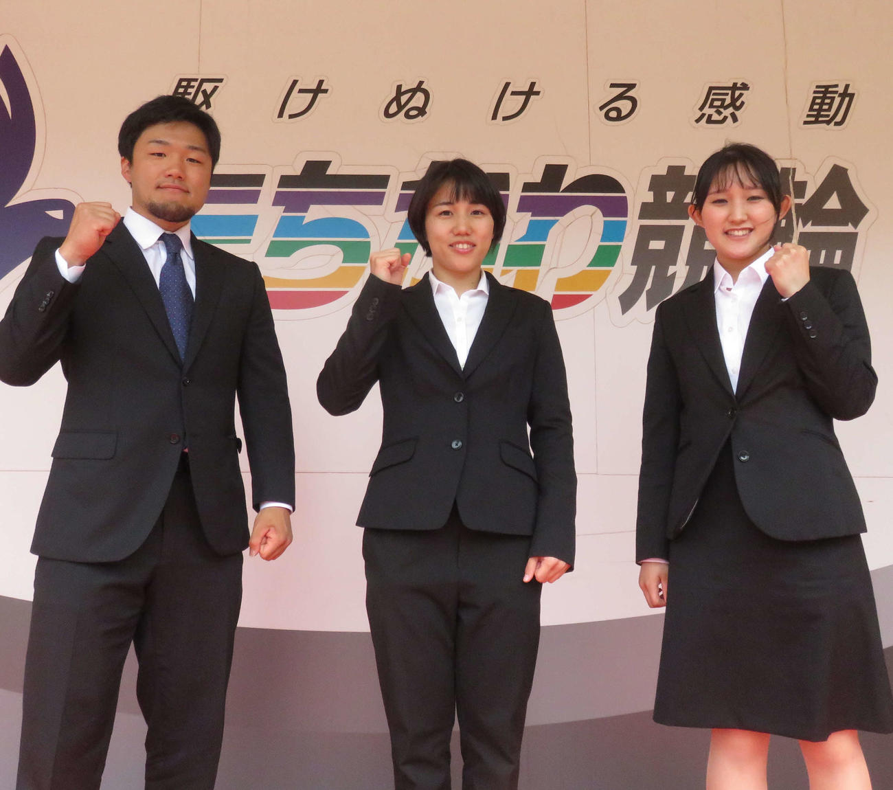 ファンへのあいさつで立川競輪場を訪れた石田典大（左）と熊谷碩子（中央）、星野しほ（撮影・野島成浩）