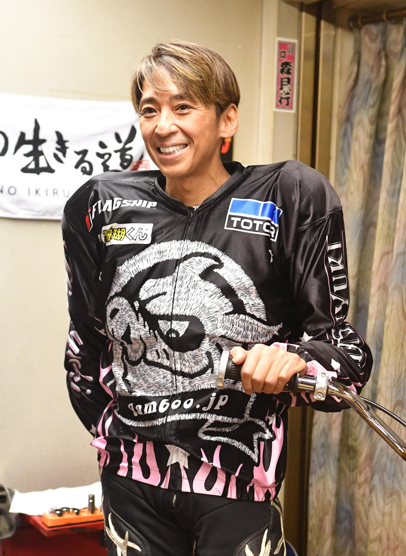 1番乗りで練習走行した森且行は報道陣の質問に笑顔で答える（撮影・柴田隆二）